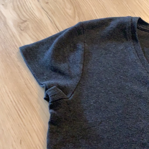 2/20 🧡 Banana Republic Grey V Neck T - Picture 3 of 4